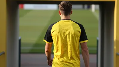 Lillestrøm SK har presentert sine offisielle drakter for europacupspill i den kommende sesongen, med en gul hjemmedrakt...
